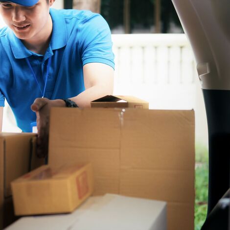 荷物を確認する男性スタッフ